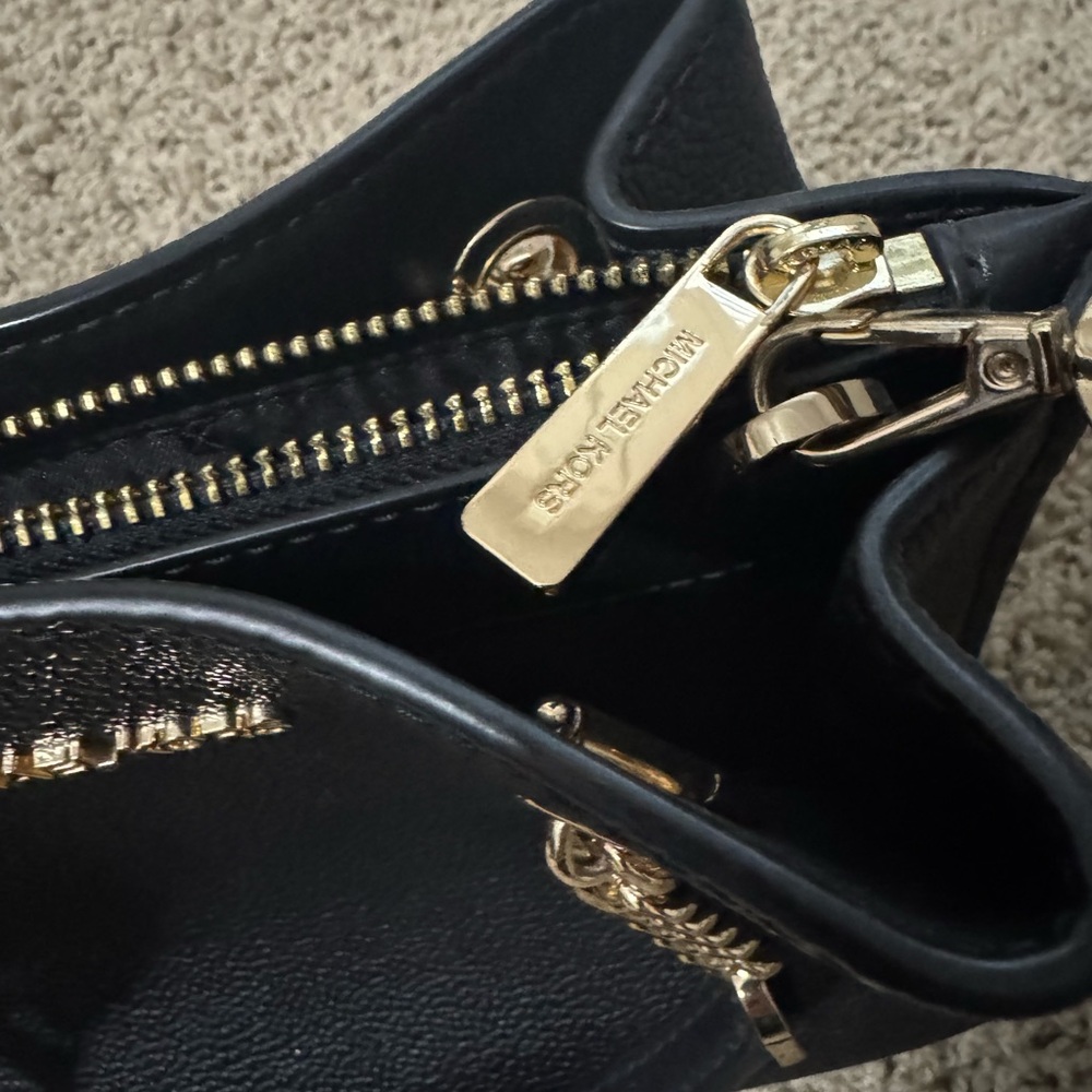 Michael Kors- Perfect Date Night Bag! 💕 - Picture 3 of 7